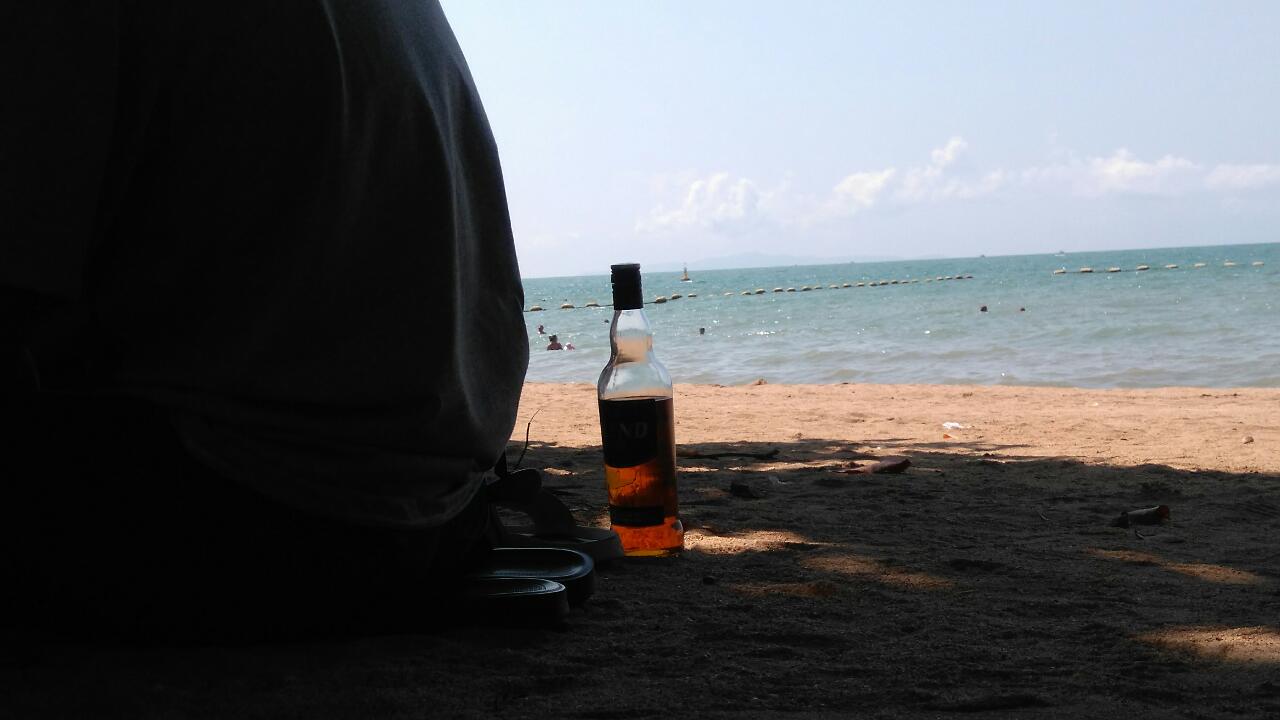 Nach der Rückkehr vom WC hat sich eine Thaifamilie samt Hund neben meinem Platz niedergelassen. Ich verstehe nicht, wie man bei dieser Hitze Whiskey trinken kann. Aber jedem das Seine :-)