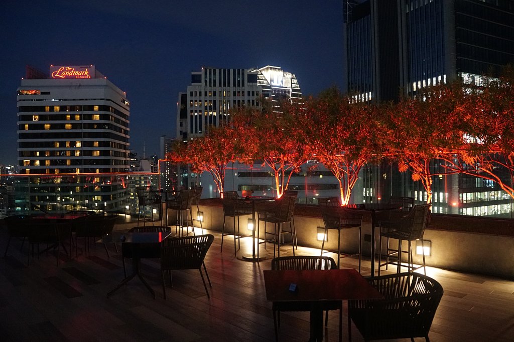 4 Red Square Rooftop Bar auf dem Novotel. Sukhumvit Soi 4..JPG